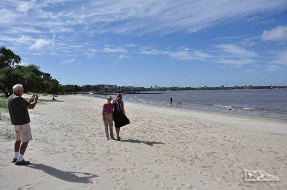 Passeando e fotografando em praia de Colonia del Sacramento, no sul do Uruguai